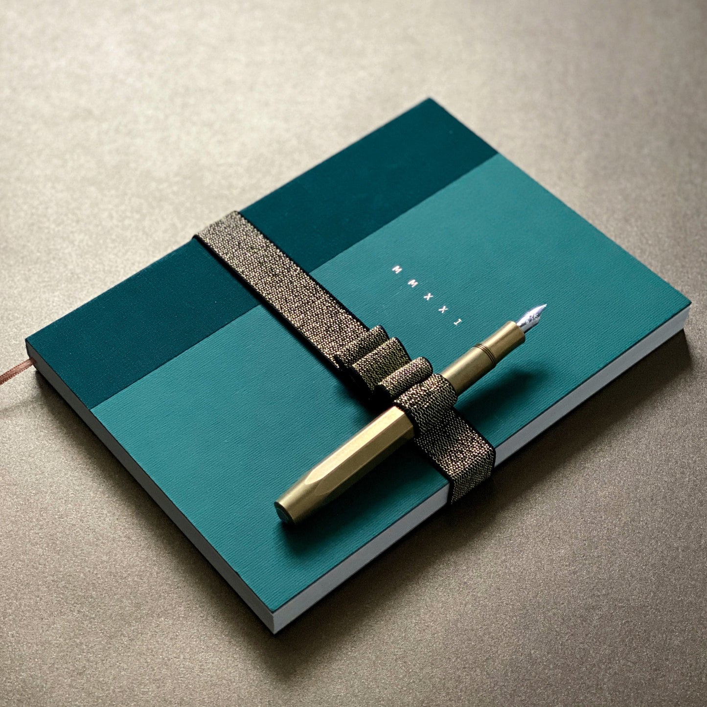gold fountain pen